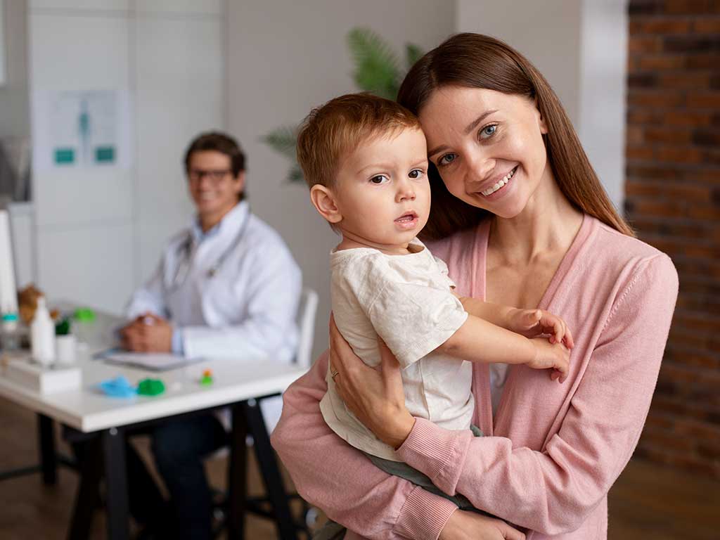 Εξέταση παιδιού από παιδίατρο στη Πάρο